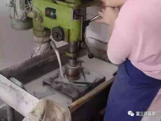 假的翡翠手镯是用什么做的(假的翡翠手镯戴久会有什么变化)插图4 假的翡翠手镯是用什么做的(假的翡翠手镯戴久会有什么变化)插图4