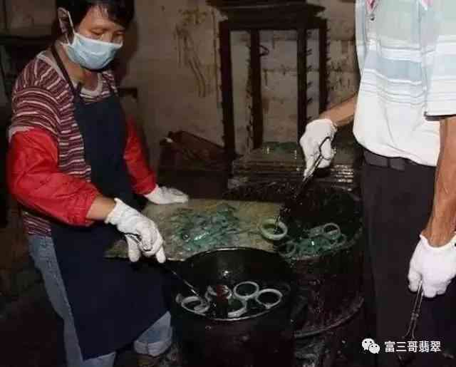 假的翡翠手镯是用什么做的(假的翡翠手镯戴久会有什么变化)插图6 假的翡翠手镯是用什么做的(假的翡翠手镯戴久会有什么变化)插图6