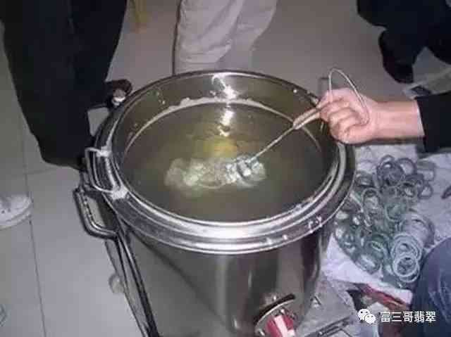 假的翡翠手镯是用什么做的(假的翡翠手镯戴久会有什么变化)插图7 假的翡翠手镯是用什么做的(假的翡翠手镯戴久会有什么变化)插图7