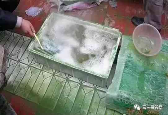 假的翡翠手镯是用什么做的(假的翡翠手镯戴久会有什么变化)插图8 假的翡翠手镯是用什么做的(假的翡翠手镯戴久会有什么变化)插图8