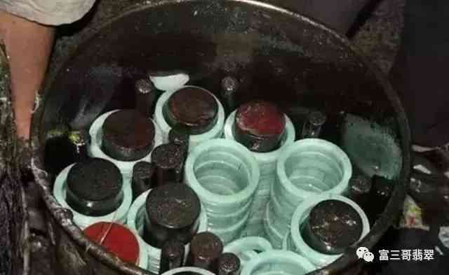 假的翡翠手镯是用什么做的(假的翡翠手镯戴久会有什么变化)插图9 假的翡翠手镯是用什么做的(假的翡翠手镯戴久会有什么变化)插图9