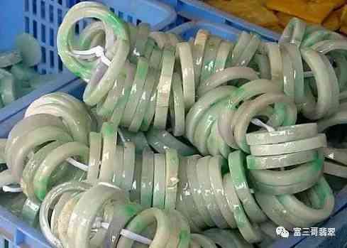 假的翡翠手镯是用什么做的(假的翡翠手镯戴久会有什么变化)插图12 假的翡翠手镯是用什么做的(假的翡翠手镯戴久会有什么变化)插图12