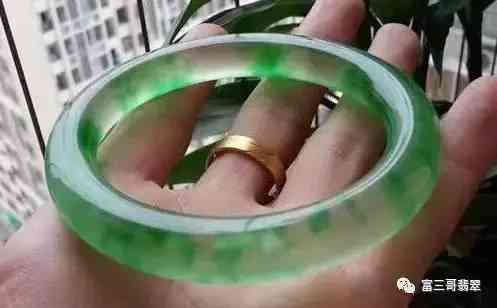 假的翡翠手镯是用什么做的(假的翡翠手镯戴久会有什么变化)插图13 假的翡翠手镯是用什么做的(假的翡翠手镯戴久会有什么变化)插图13