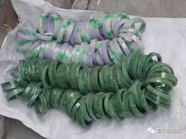 假的翡翠手镯是用什么做的(假的翡翠手镯戴久会有什么变化)插图14 假的翡翠手镯是用什么做的(假的翡翠手镯戴久会有什么变化)插图14
