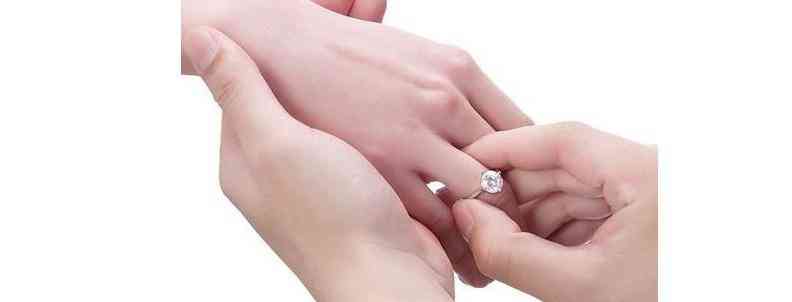 戒指戴右手中指是什么意思(大拇指带戒指的含义怎么说)