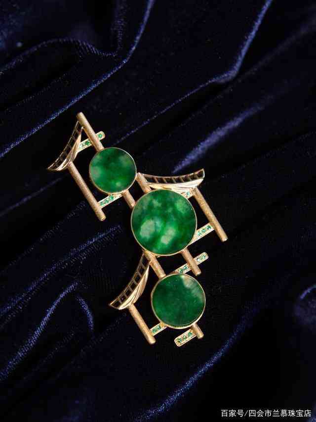 怎么区分玉和翡翠(翡翠鉴别最简单方法水泡)