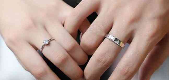 左手中指戴戒指啥意思女孩(左手中指戴戒指女生什么意思)插图1 左手中指戴戒指啥意思女孩(左手中指戴戒指女生什么意思)插图1