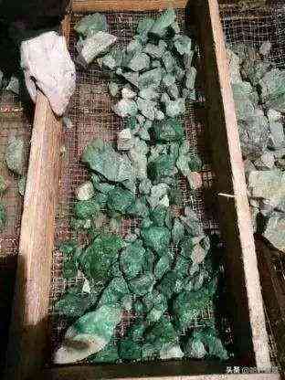 玻璃种翡翠价格表(玻璃种翡翠什么价格)插图2