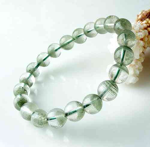 绿幽灵吊坠的功效与作用(绿幽灵吊坠有什么效果)