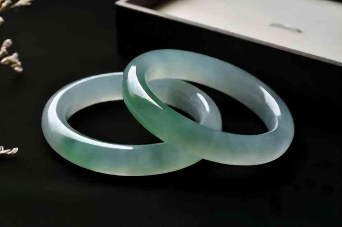 怎样鉴别翡翠的真假一杯水(翡翠里面有棉絮状图解)