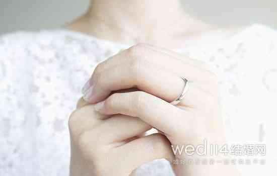 结了婚的男人戒指戴哪个手指(结了婚的男人戒指戴哪个手指头)