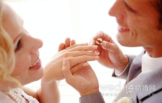 结了婚的男人戒指戴哪个手指(结了婚的男人戒指戴哪个手指头)插图1
