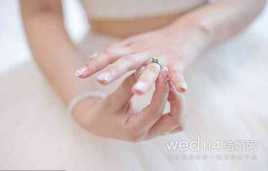 结了婚的男人戒指戴哪个手指(结了婚的男人戒指戴哪个手指头)插图3