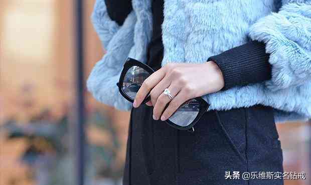 小拇指戴戒指是什么意思(无名指戴戒指是什么意思)插图3