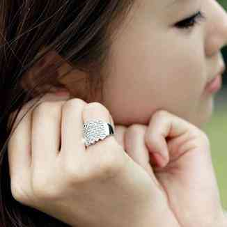 尾戒的含义与戴法(尾戒戴在左手右手上的意义)插图