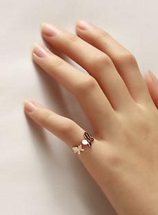 尾戒的含义与戴法(尾戒戴在左手右手上的意义)插图1