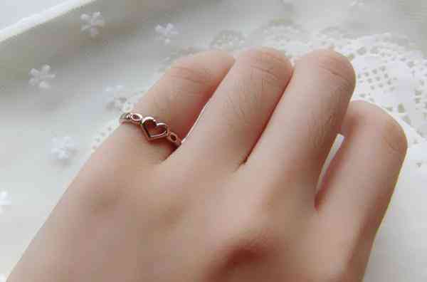 尾戒的含义与戴法(尾戒戴在左手右手上的意义)插图3