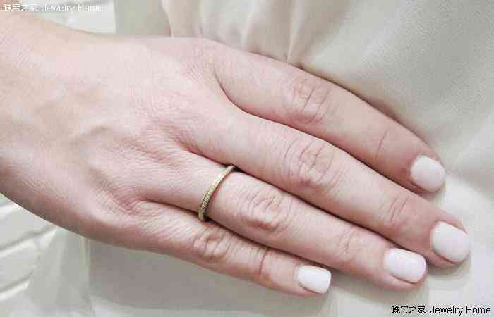女生右手戴戒指(女生右手中指戴戒指)插图7