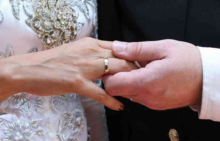 女生右手戴戒指(女生右手中指戴戒指)插图10