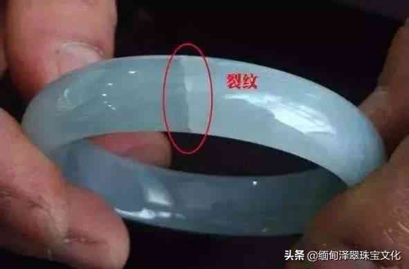 翡翠手镯有裂纹怎么办(有裂纹的翡翠手镯能戴吗)