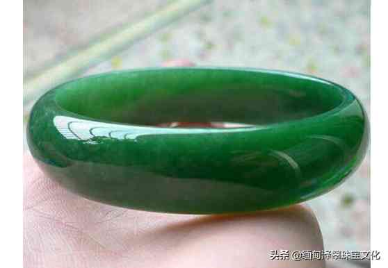 翡翠手镯有裂纹怎么办(有裂纹的翡翠手镯能戴吗)插图1 翡翠手镯有裂纹怎么办(有裂纹的翡翠手镯能戴吗)插图1