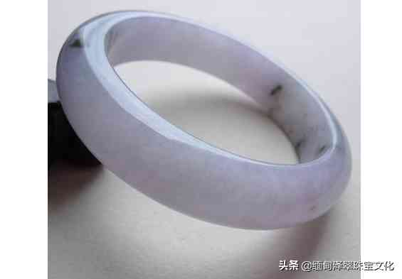 翡翠手镯有裂纹怎么办(有裂纹的翡翠手镯能戴吗)插图2 翡翠手镯有裂纹怎么办(有裂纹的翡翠手镯能戴吗)插图2