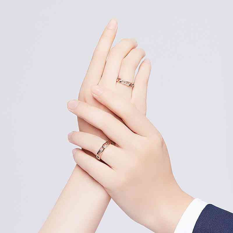 右手戒指女代表什么意思(右手戒指的戴法和意义女生)插图1