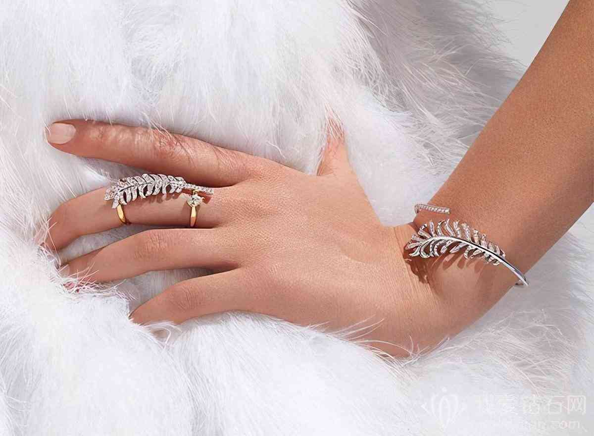 女士右手中指戴戒指(女士戴戒指戴哪只手)插图1