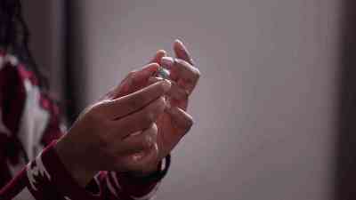 女士右手中指戴戒指(女士戴戒指戴哪只手)插图2