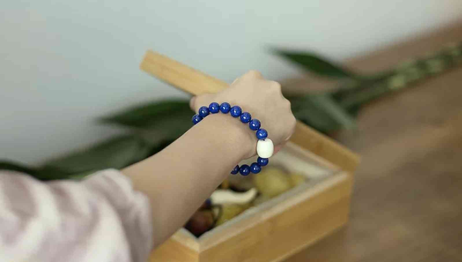 手链带左手还是右手(女的带手链带左手还是右手)插图5