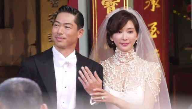 婚礼交换戒指是对戒还是钻戒(婚礼交换戒指在哪个环节)插图4