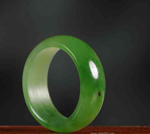 怎么买玉镯不被坑(挑选翡翠的四个口诀)插图3