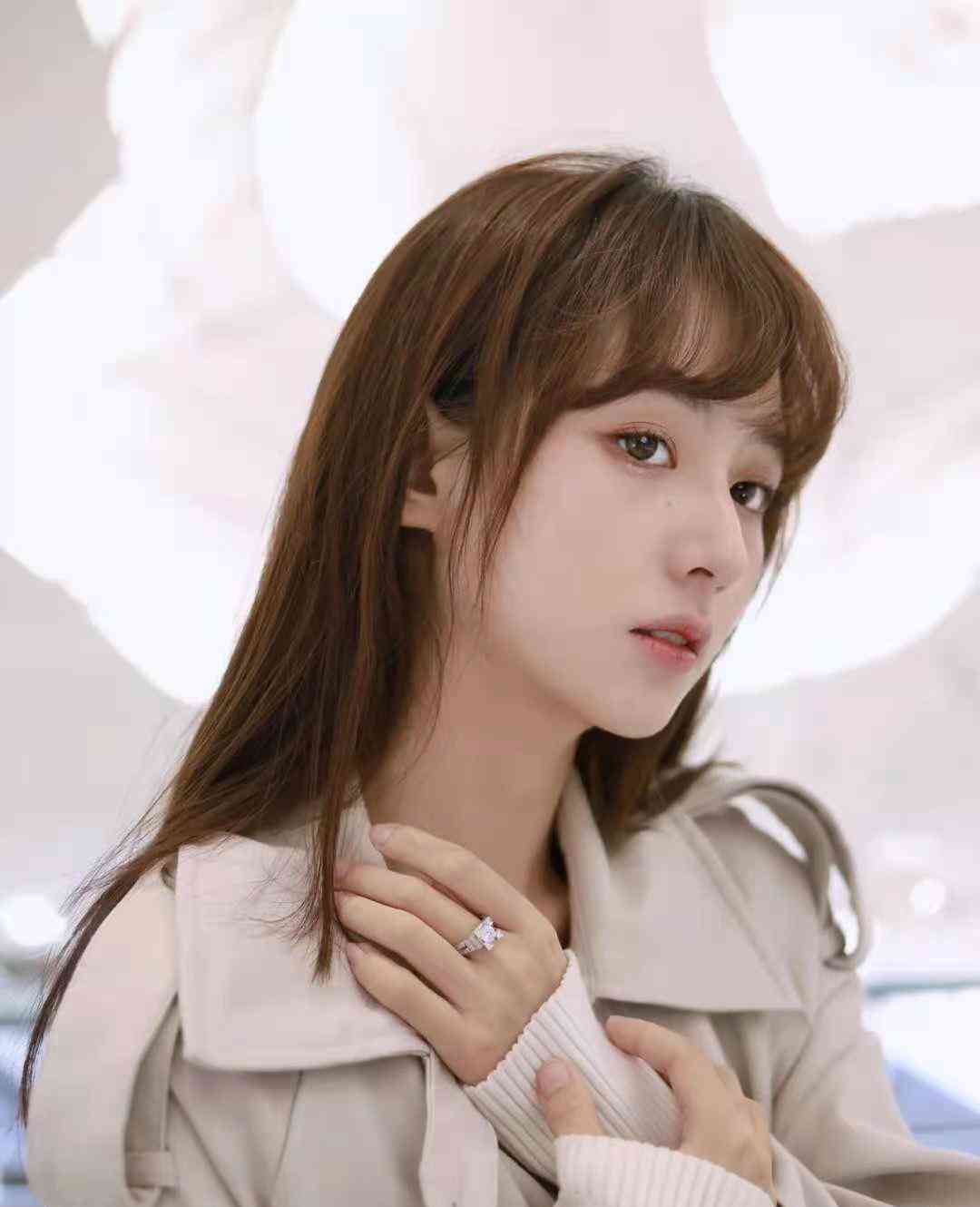 女士婚戒的正确戴法(女士婚戒应该戴在哪个手上)插图1 女士婚戒的正确戴法(女士婚戒应该戴在哪个手上)插图1