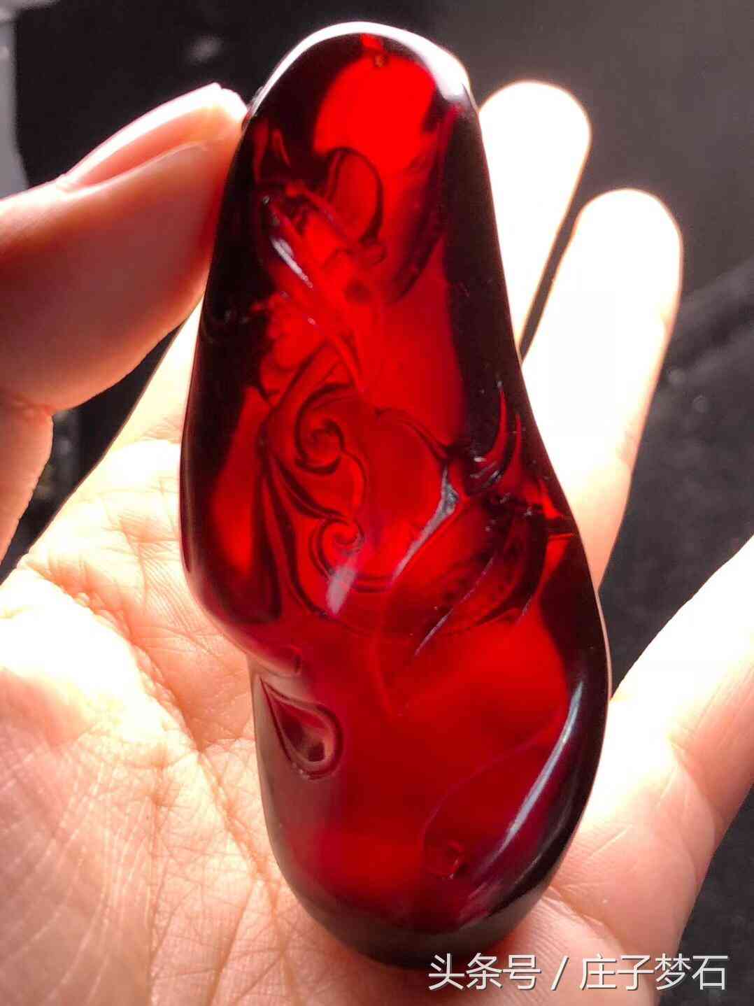 天然琥珀吊坠(天然琥珀吊坠图片)插图1