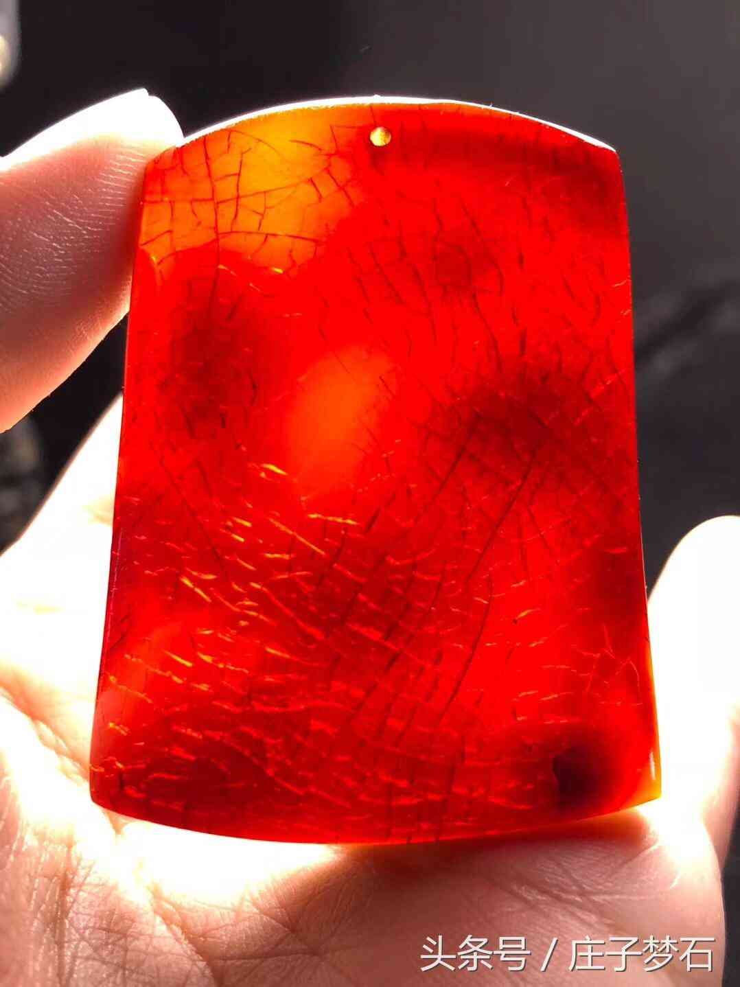 天然琥珀吊坠(天然琥珀吊坠图片)插图2