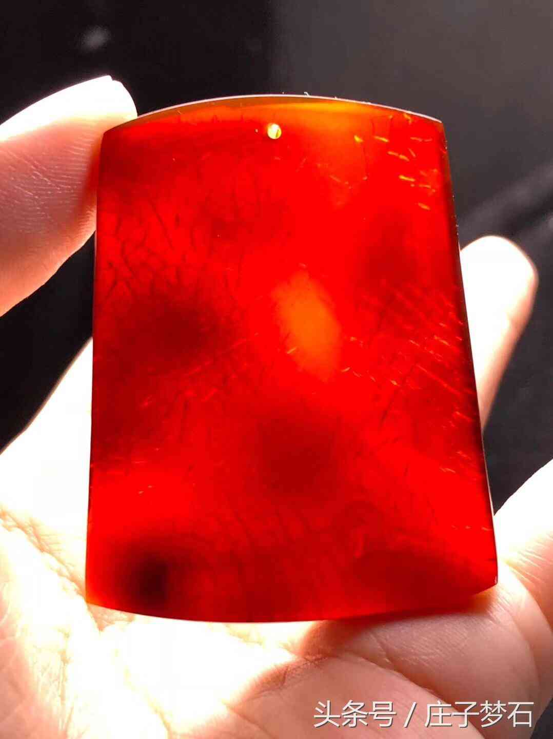 天然琥珀吊坠(天然琥珀吊坠图片)插图3