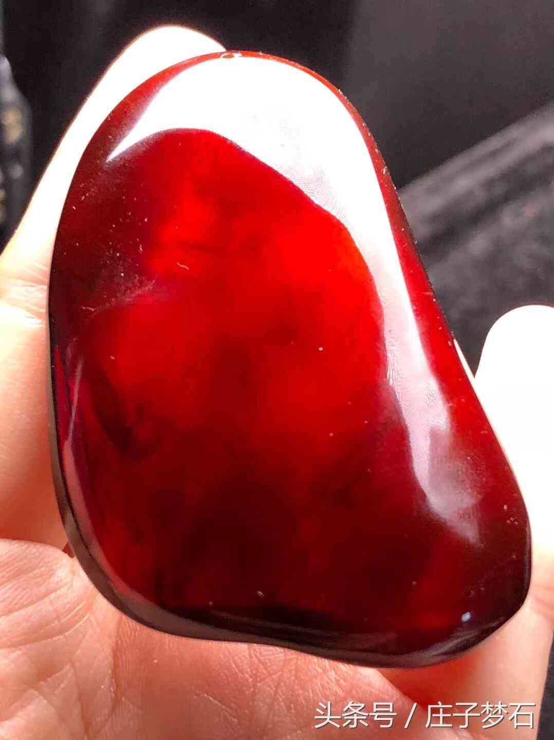 天然琥珀吊坠(天然琥珀吊坠图片)插图4