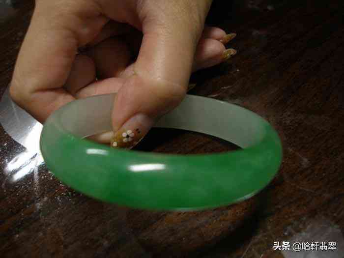 翡翠怎么鉴定真假识别(翡翠怎么鉴定真假识别方法)插图8