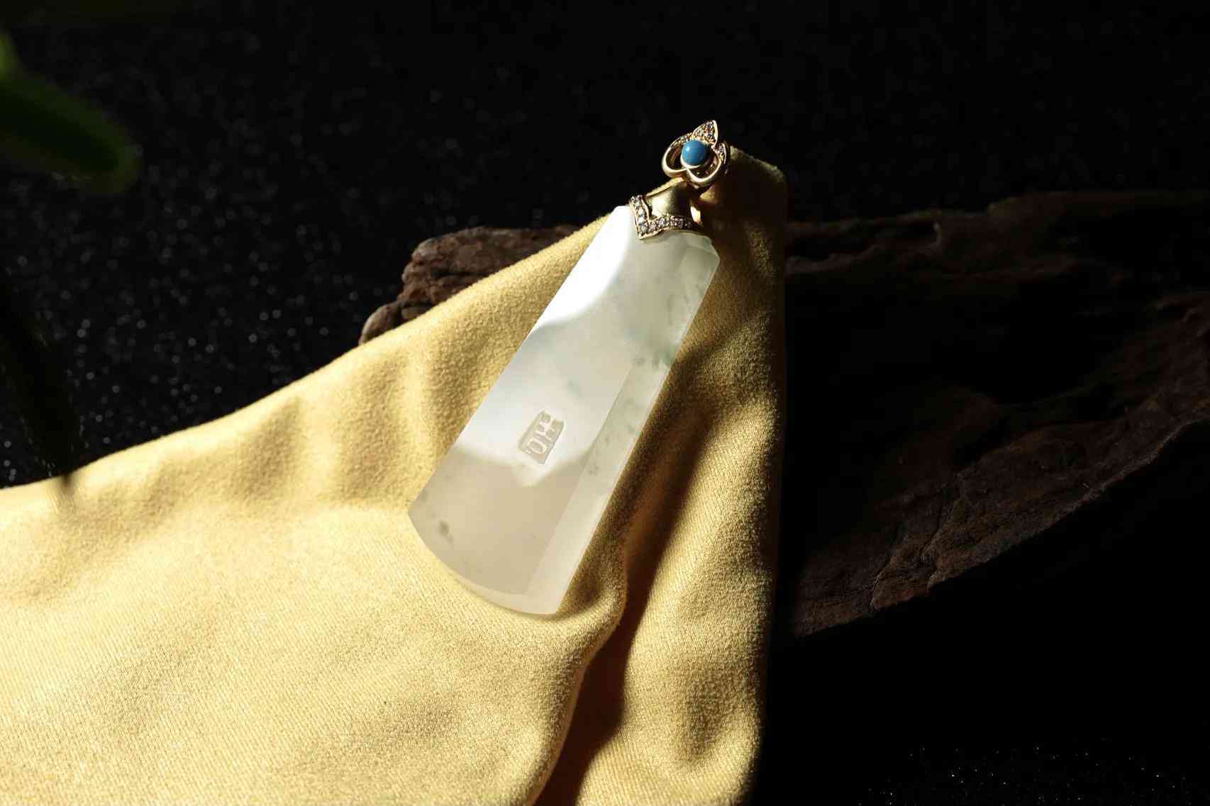 无事牌玉牌佩戴的禁忌(翡翠鉴别最简单方法水泡)插图2