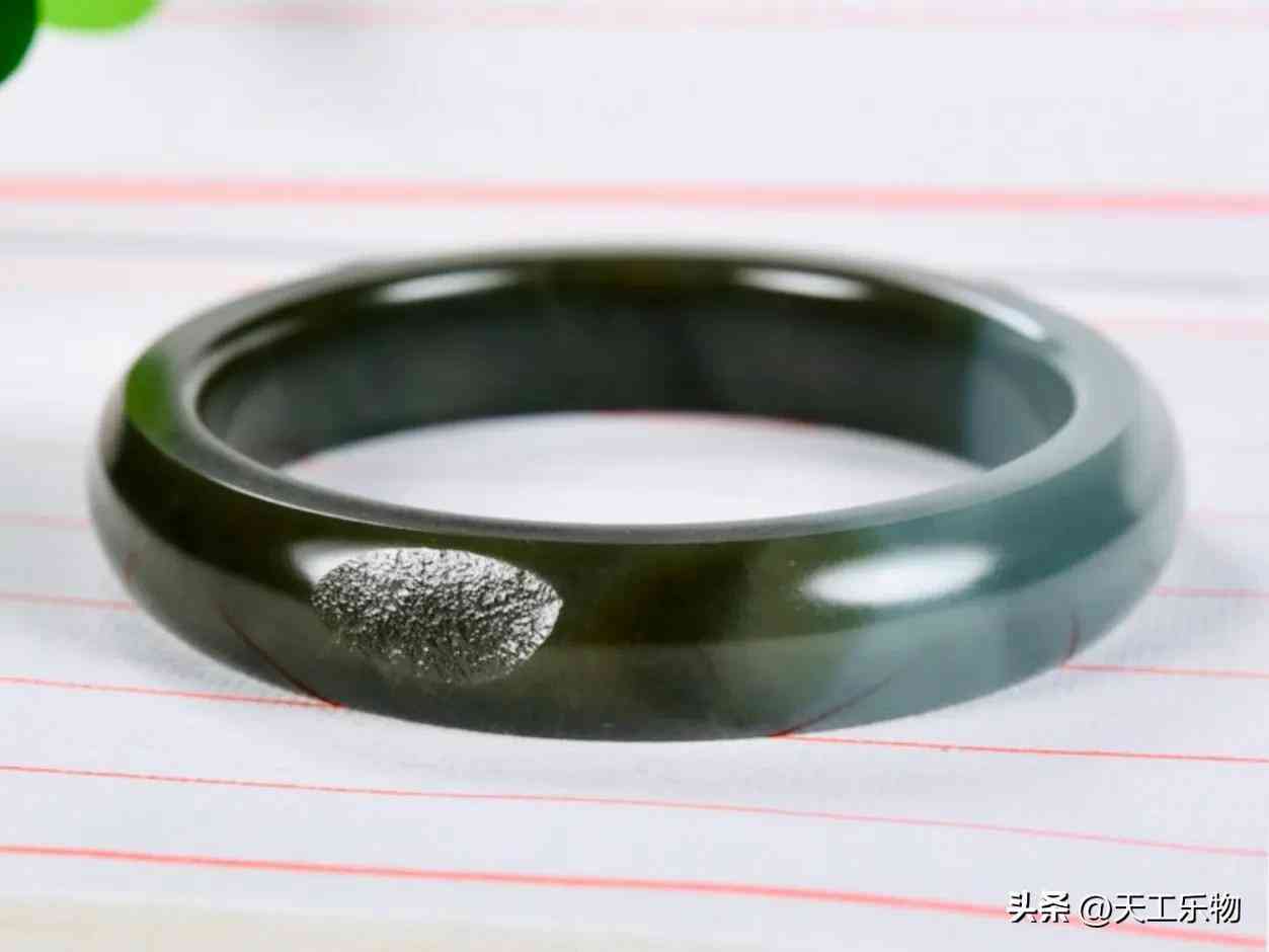 真正的和田玉手镯(真正的和田玉手镯多少钱一副)插图2