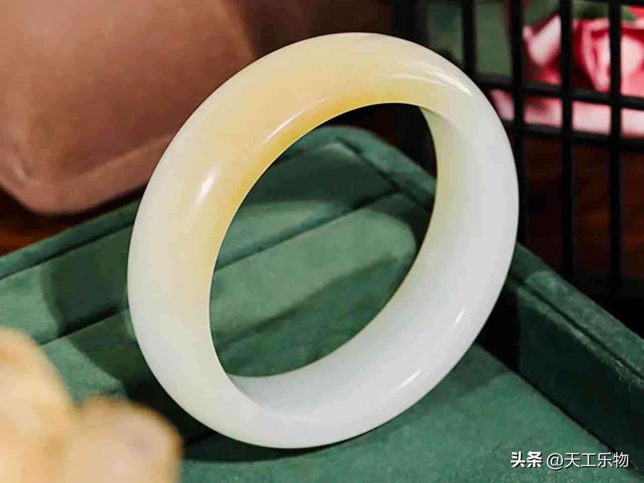 真正的和田玉手镯(真正的和田玉手镯多少钱一副)插图5