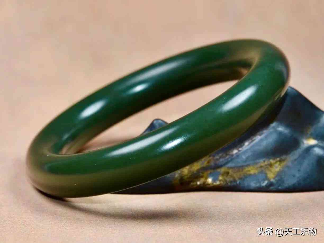 真正的和田玉手镯(真正的和田玉手镯多少钱一副)插图10