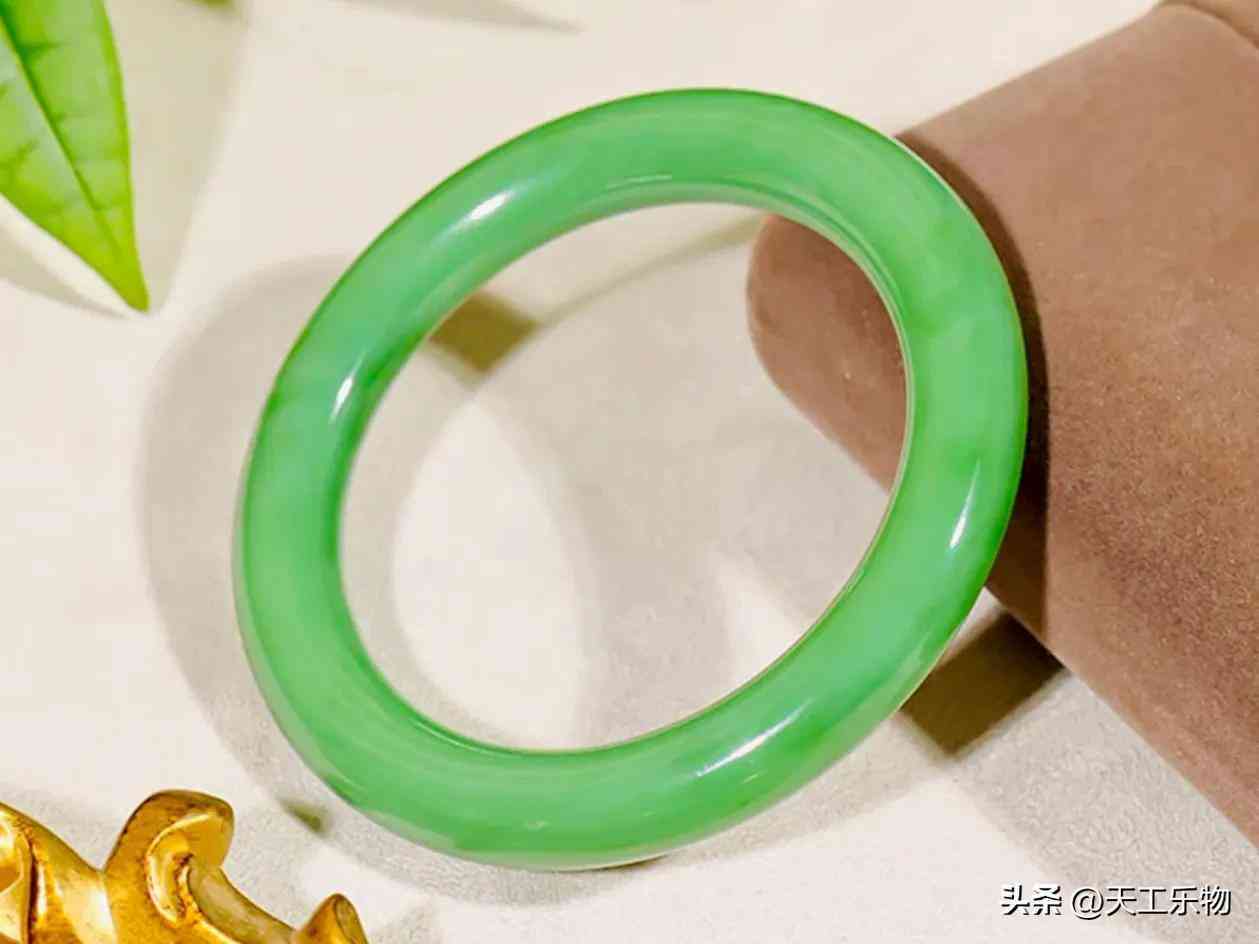 真正的和田玉手镯(真正的和田玉手镯多少钱一副)插图12