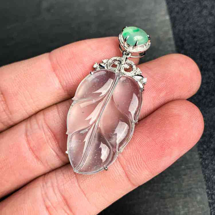 纯白高冰种翡翠现在什么价位(纯白色的冰种翡翠)