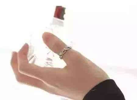 女生戴戒指招财(女生戴戒指的寓意)插图1