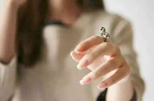 女生戴戒指招财(女生戴戒指的寓意)插图2