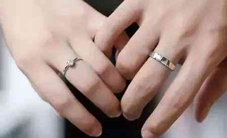 女生戴戒指招财(女生戴戒指的寓意)插图3