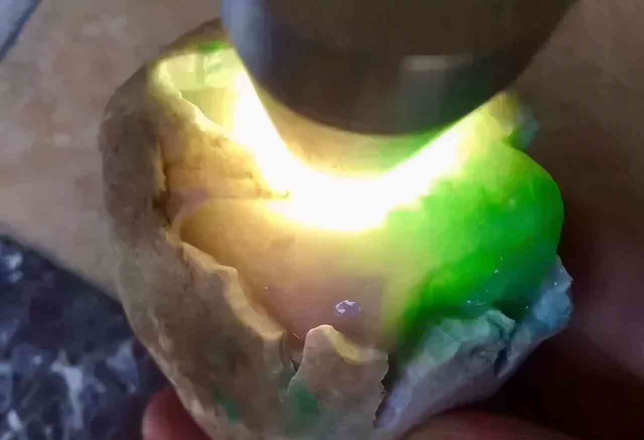 开翡翠原石(开翡翠原石游戏)