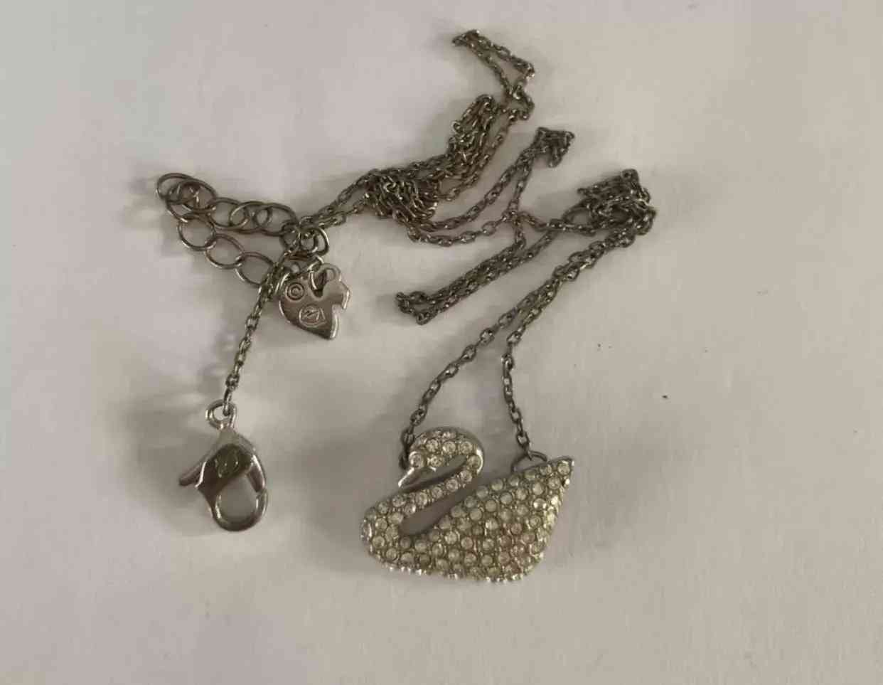 施华洛世奇的项链(施华洛世奇的项链变黑了怎么清洗)