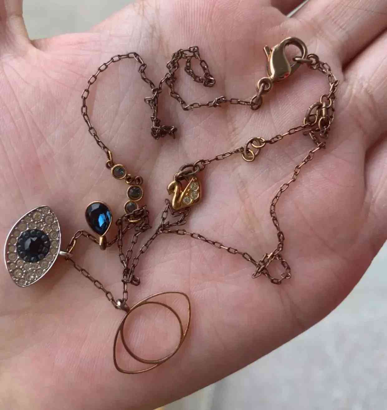 施华洛世奇的项链(施华洛世奇的项链变黑了怎么清洗)插图1 施华洛世奇的项链(施华洛世奇的项链变黑了怎么清洗)插图1